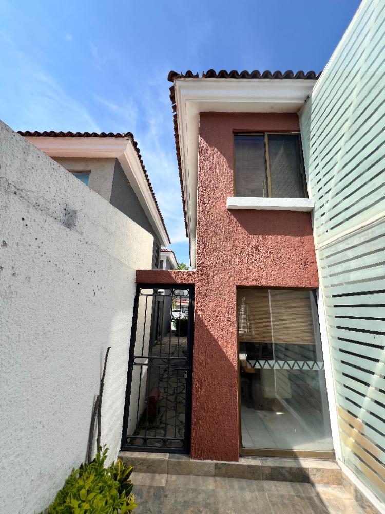 VENTA Casa amplia en condominio La Gavia 