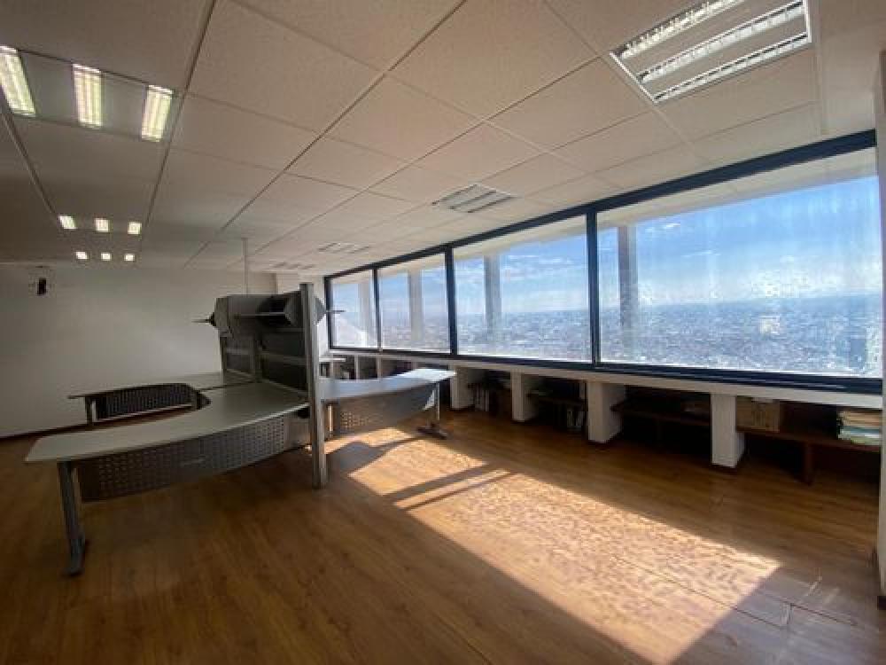 Grande Oficina en venta en Condominio Guadalajara