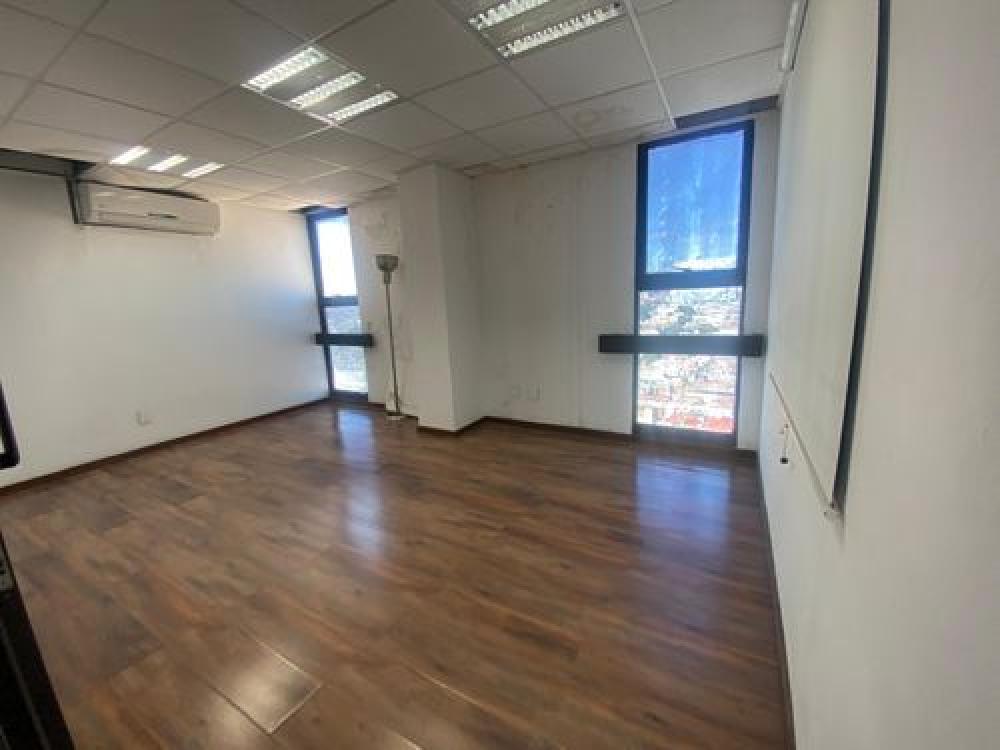 Grande Oficina en venta en Condominio Guadalajara